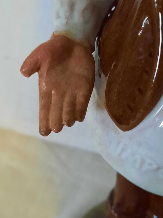 Zé Povinho figura de movimento em faiança das Caldas