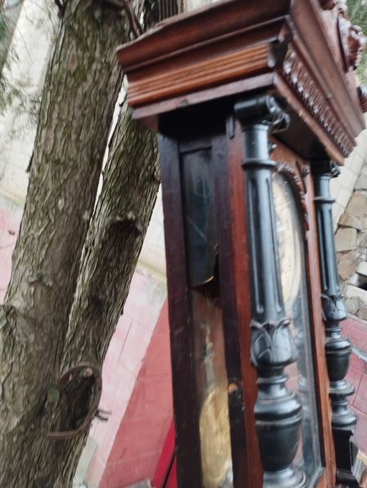 Продам. Часы старые. . Под реставрацию