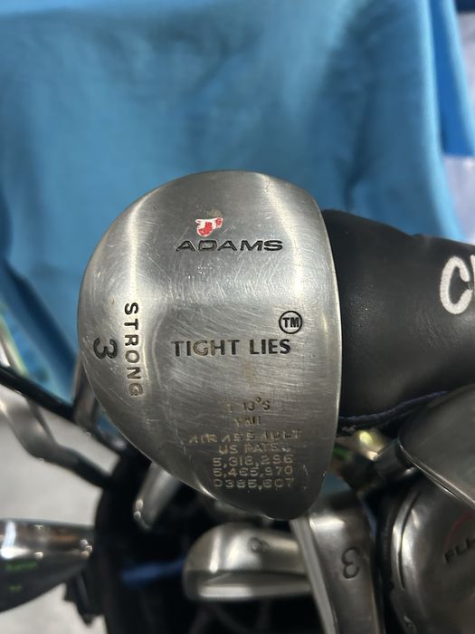 Sacos e vários tacos de Golfe