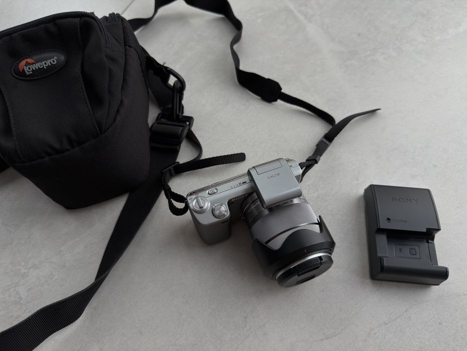 SONY NEX-5 + 18-55mm F3.5-5.6