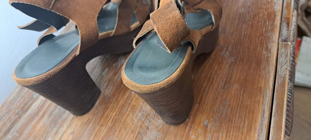 Sandálias em pele com salto compensado