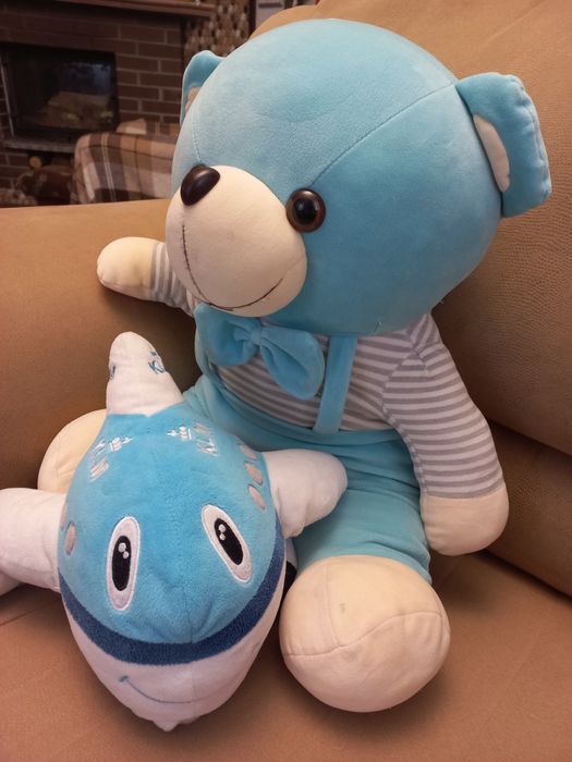 Дві велики м'які іграшки.