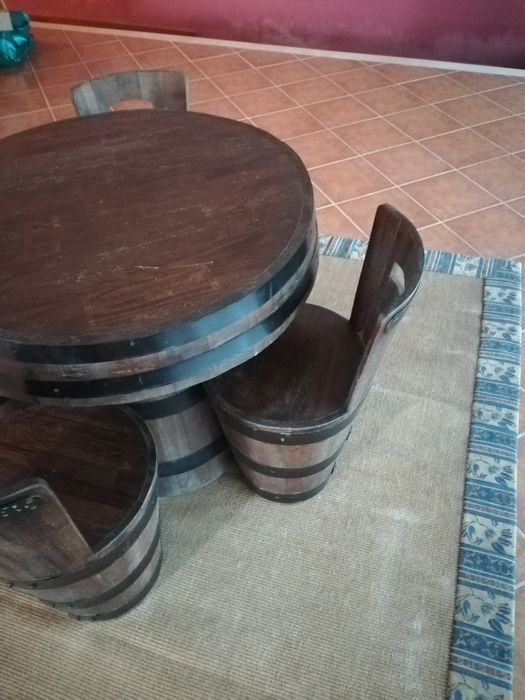 Mesa e cadeiras feita pipos