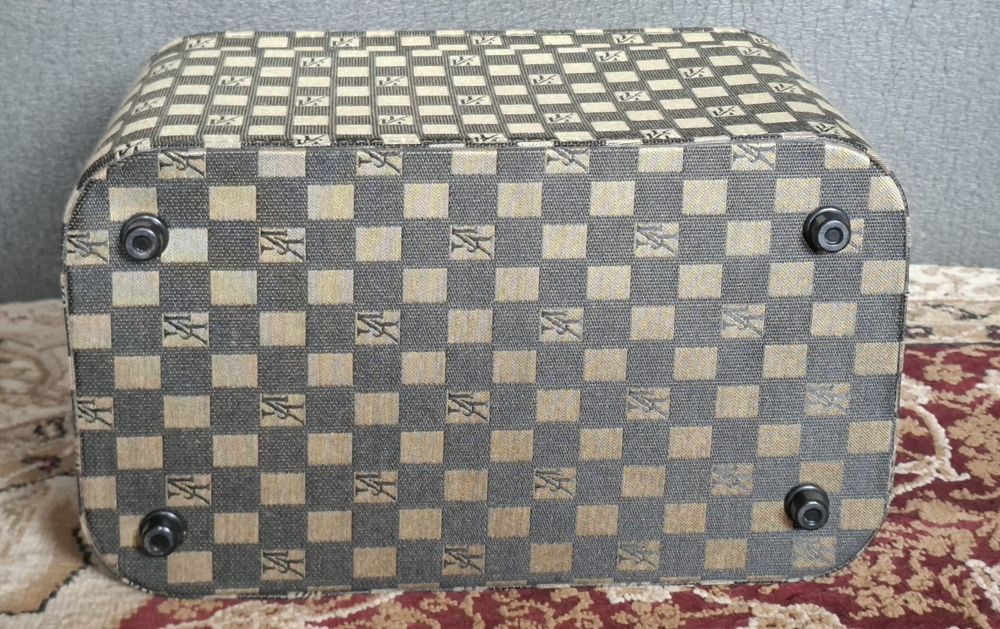 Эффектный кейс в стиле Louis Vuitton с ключами  почти новый