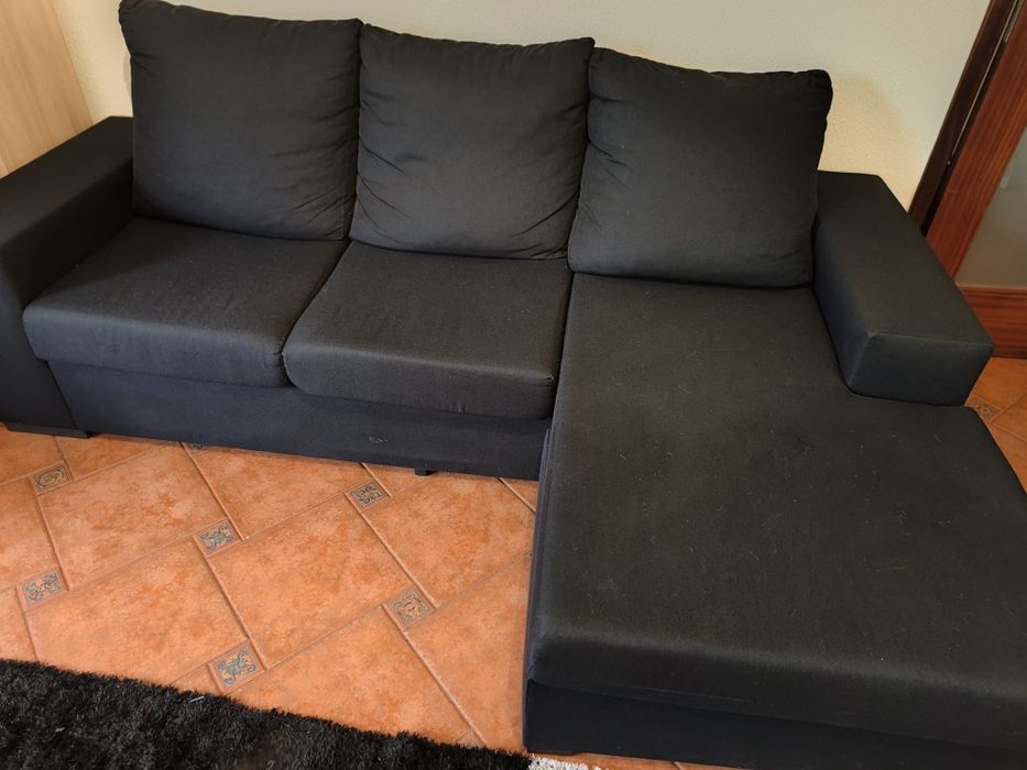 Sala de estar com moveis e sofá como novo
