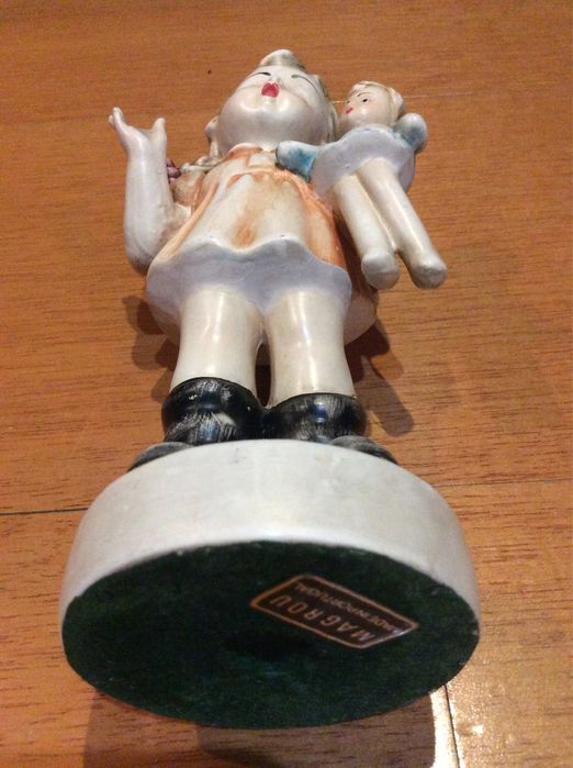 Boneca porcelana MAGROU