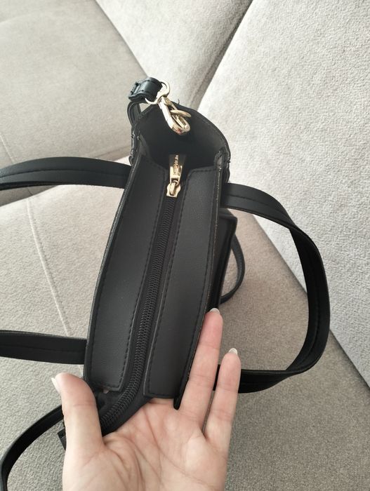 Mała czarna torebka na pasku i do ręki