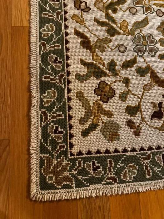 Tapete de Arraiolos Feito à Mão em Lã – Verde – 241 × 170 cm