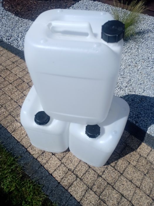 Banki na wode paliwo ropa benzyna.