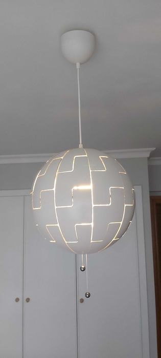Candeeiro suspenso, branco com interior prateado. Modelo IKEA PS 2014