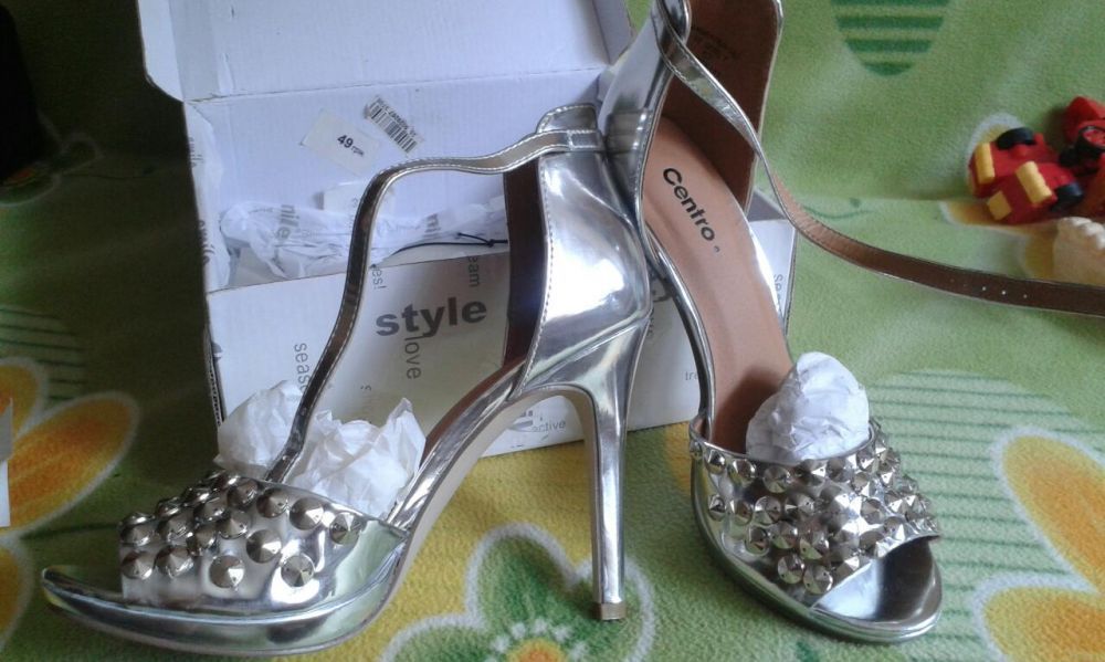 Жіночі босоніжки, туфлі