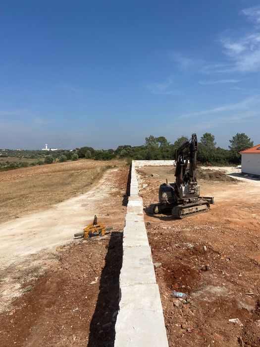 Muros em blocos de pedra rústica