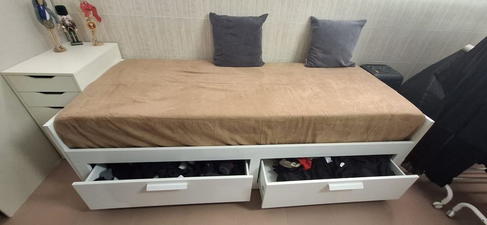 Cama divã solteiro/casal e 2 colchões