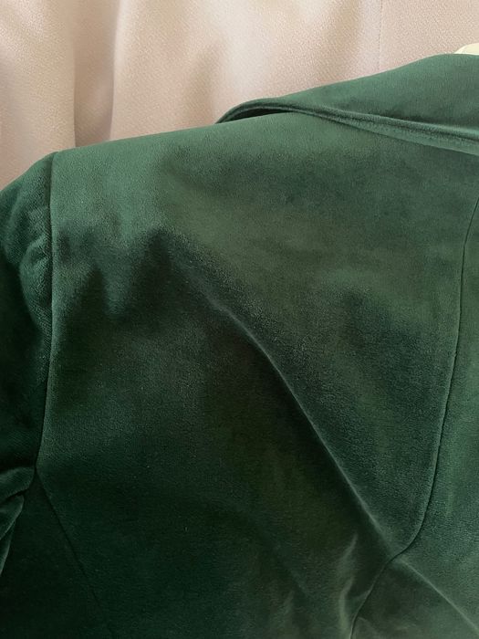 Aksamitna marynarka w kolorze butelkowej zieleni