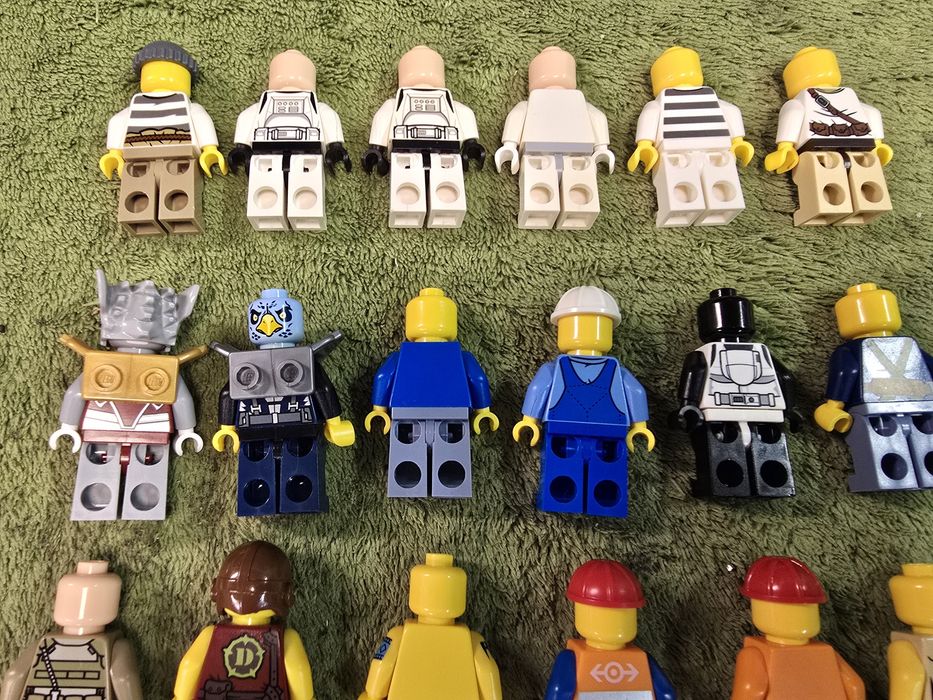 LEGO 21 figurek różne.