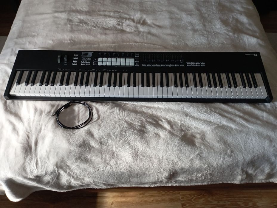 Kontroler MIDI Novation Launchkey 88 do tworzenia muzyki