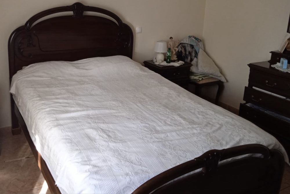 Cama de casal em mogno
