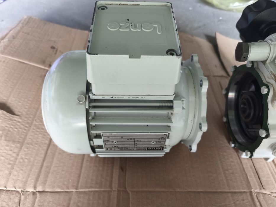 Motoreduktor silnik elektryczny Lenze 0.37kW