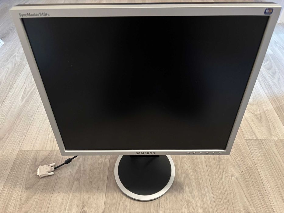 Komputer stacjonarny + monitor LCD 19"