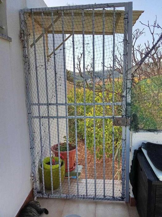 Duas portas e um pequeno para-vento