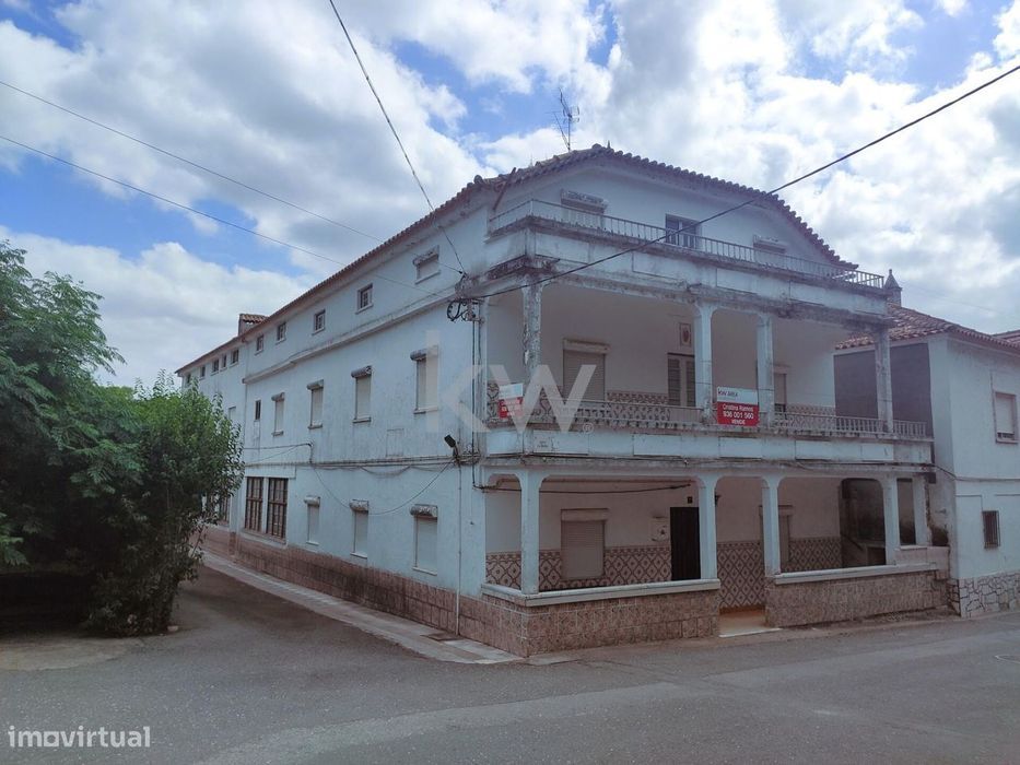 Pensão com cerca de 800m2 para recuperar, junto ao Balneário das Terma