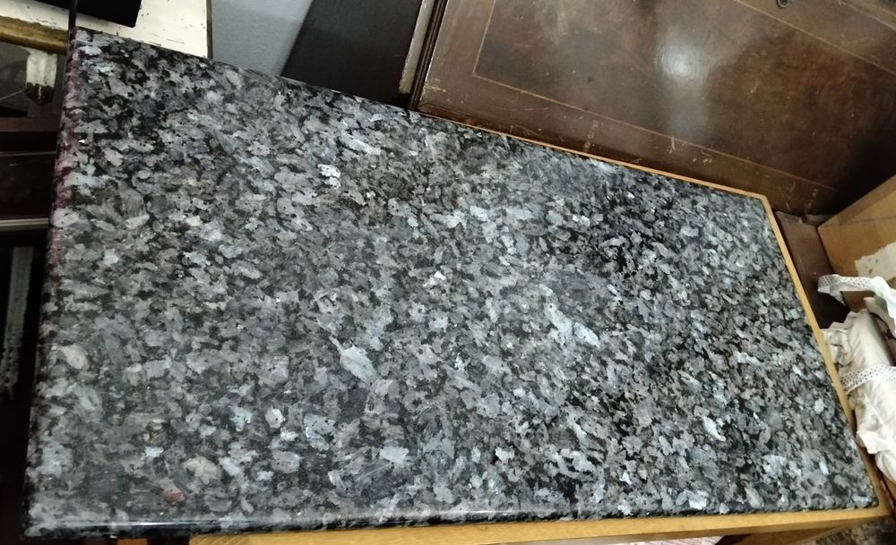 Pedra de granito Blue Pearl polido.