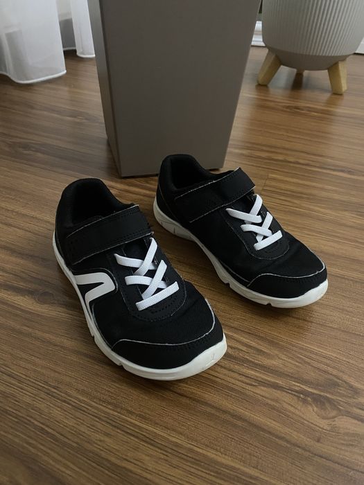 Фірмові кросівки