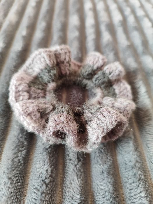 Szara gumka do włosów scrunchie ręcznie robiona na szydełku handmade