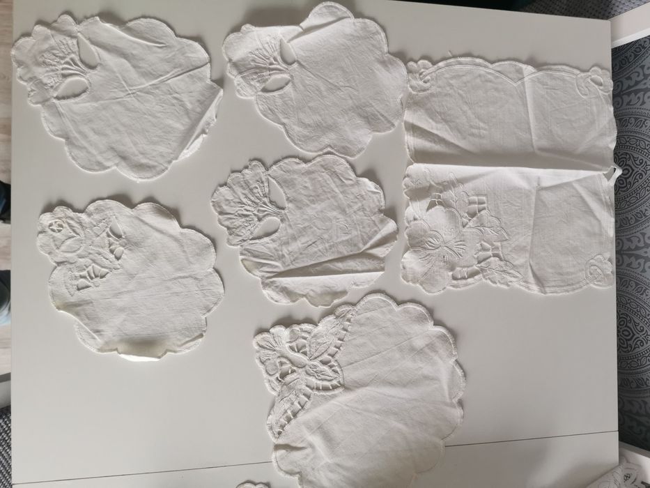 Serwetki z ręcznym haftem Richelieu