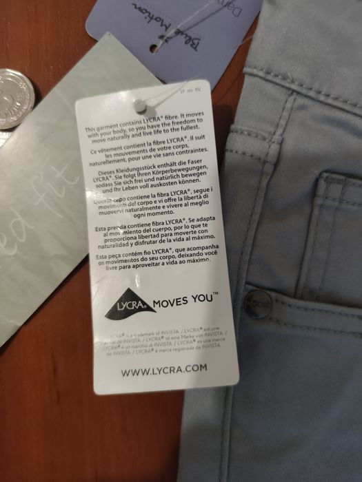 Світлі та чорні брюки.