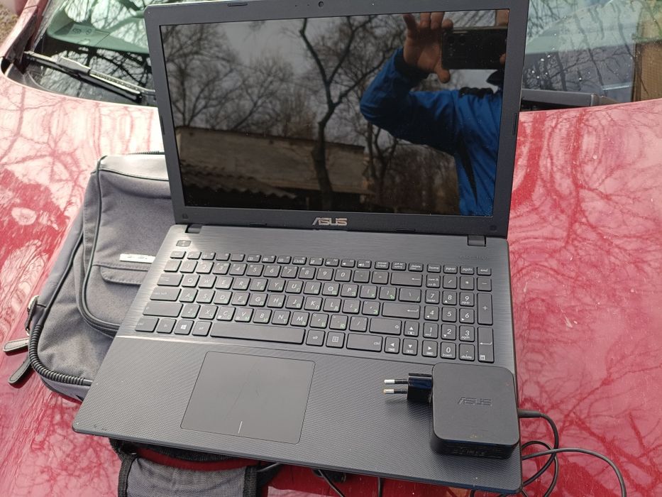 Ноутбук ASUS з зарядкою