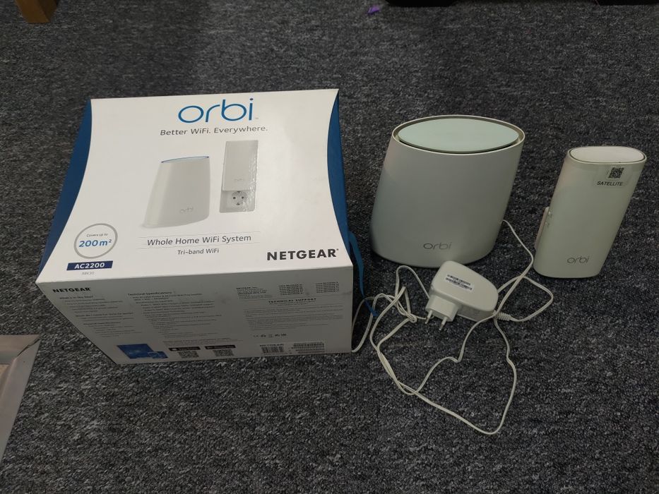 Netgear Orbi RBK30 AC2200 router + satelita wifi mesh.