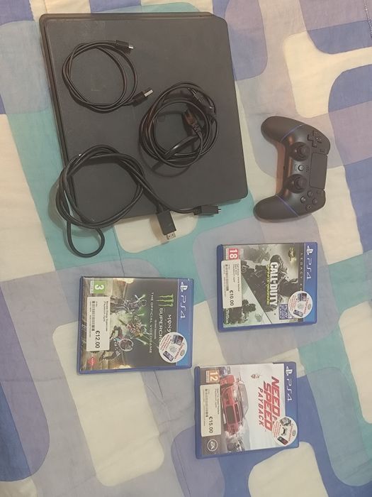Play station 4 .