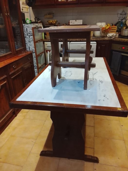 Mesa de cozinha com 2 bancos