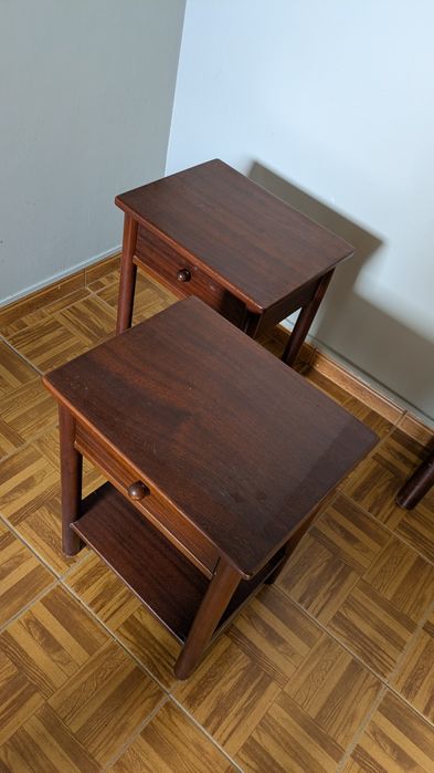 2 mesa de cabeceira em madeira