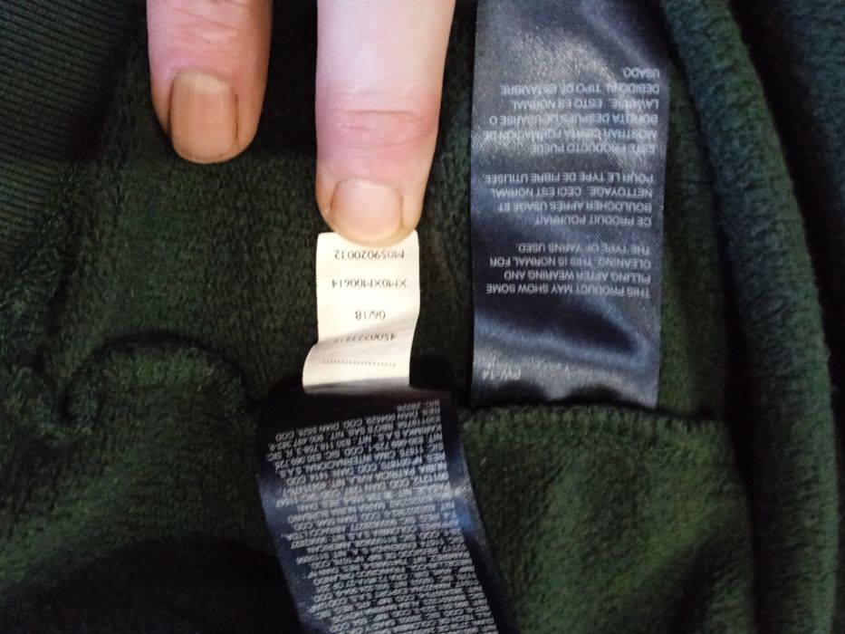 Толстовка,темно зелёного цвета.