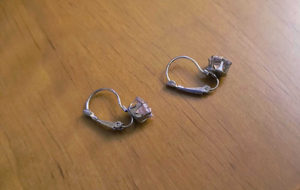 Srebrne kolczyki koszyczki z cyrkonią nietypowe zapięcie wygodne