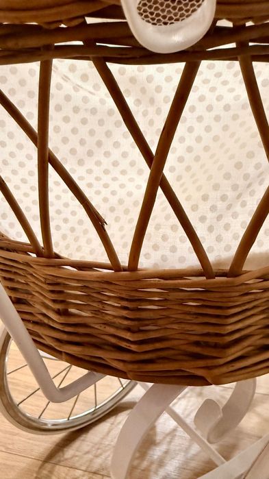 wiklinowy wózek dla lalek w stylu retro