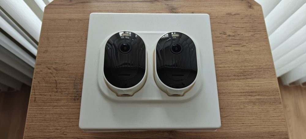 Безпровідні камери відеоспостереження Arlo Pro 4