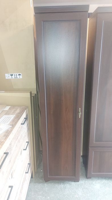 szafa wąska półka i drążek