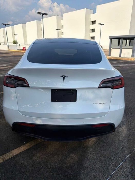 Tesla Model Y      2021
