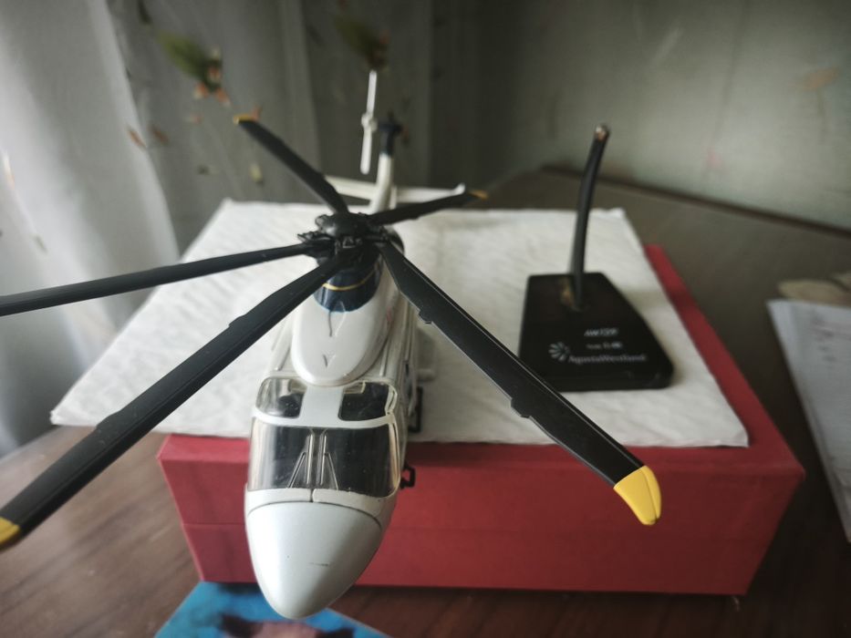 масштабная модель легкого многоцелевого вертолета Agusta A109 Power (или AgustaWestland AW109) на специальной подставке с логотипом компании.