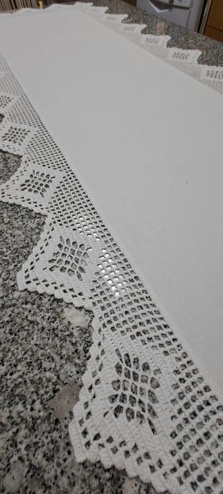 Caminho de mesa em renda e linho feito a mão NOVO
Medidas
145x57cm