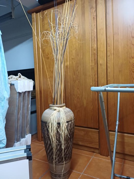 Vaso ornamental com 70 cm de altura e 30 cm de largura