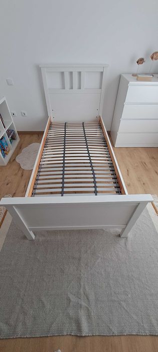 Cama solteiro cor branca c/ estrado - em muito bom estado
