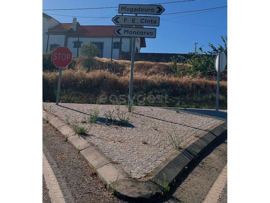 Moradia duplex espaçosa com 5 quartos e varanda - Lagoaça