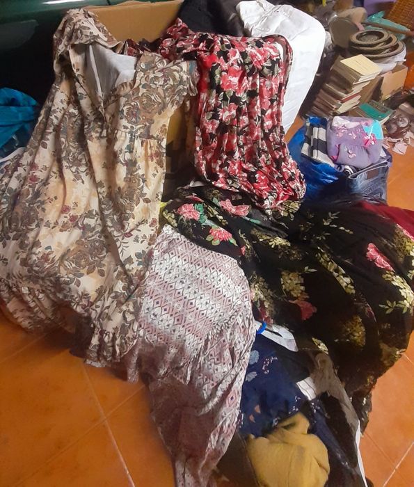 Lote de muitos sacos de roupa de varios tamanhos