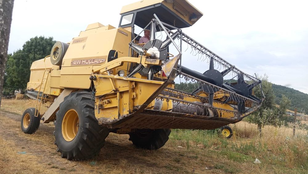 Ceifeira debulhadora New Holland 8040
