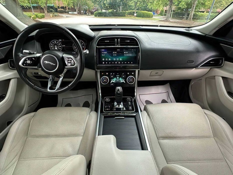 Jaguar XE P250 S      2020
