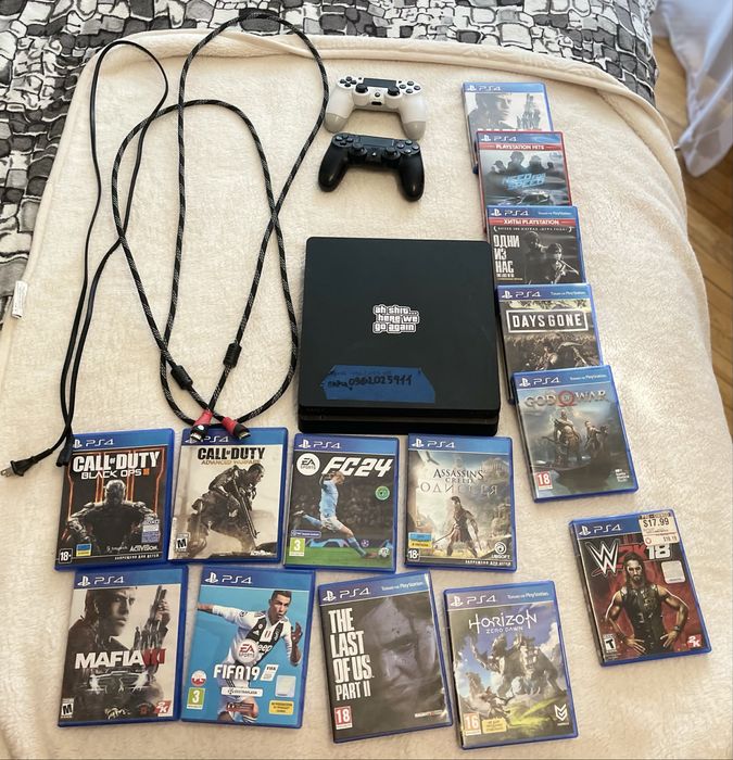 Sony PlayStation 4, 2 геймпади, 12 ігор на дисках, 2 кабелі